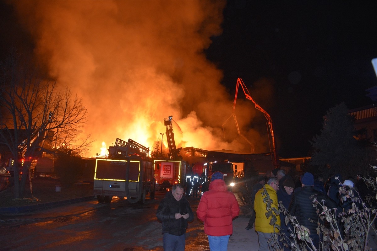 Afyonkarahisar'daki Organize Sanayi Bölgesi'nde bulunan orman ürünleri fabrikasında henüz...