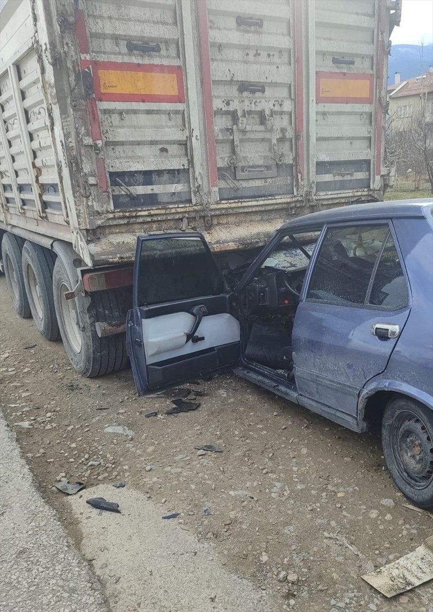 Afyonkarahisar'ın Çay ilçesinde otomobilin park halindeki tıra çarpması sonucu 1 kişi hayatını...