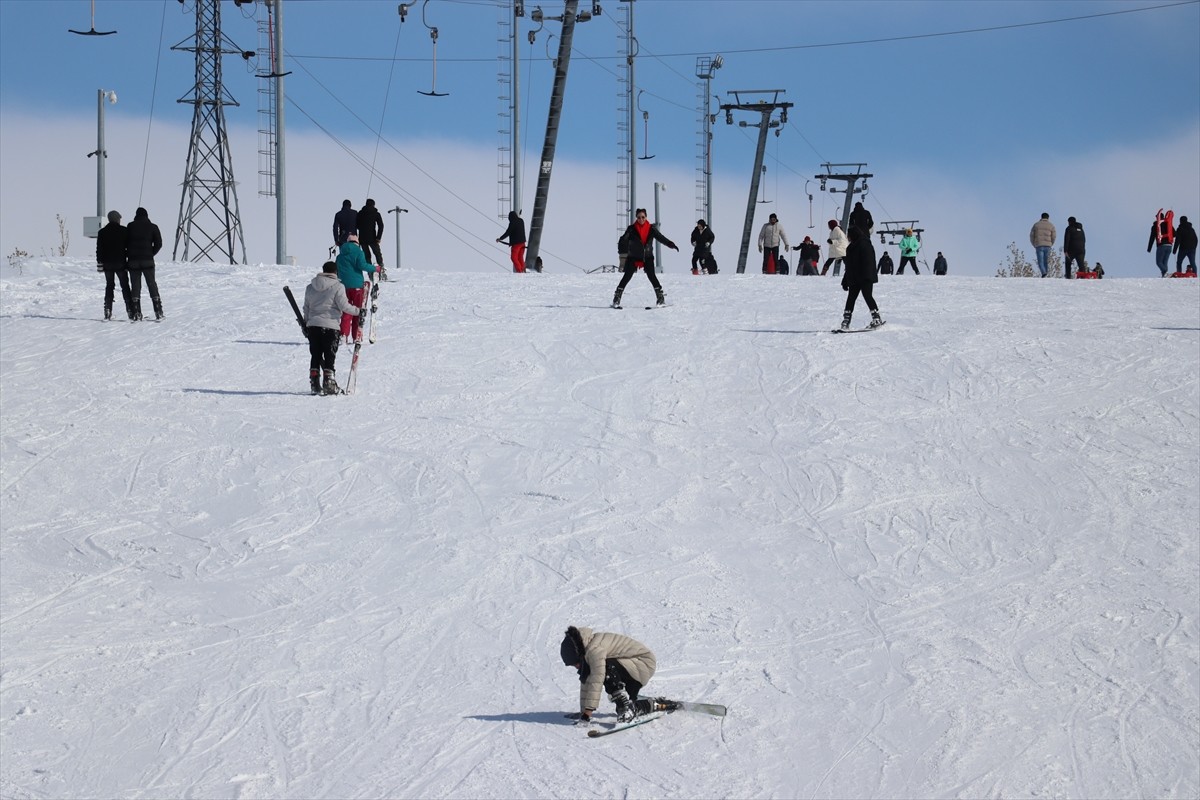 Ağrı'da bir süre önce sezonu kapatan Küpkıran Kayak Merkezi, son günlerde etkili olan yoğun kar...