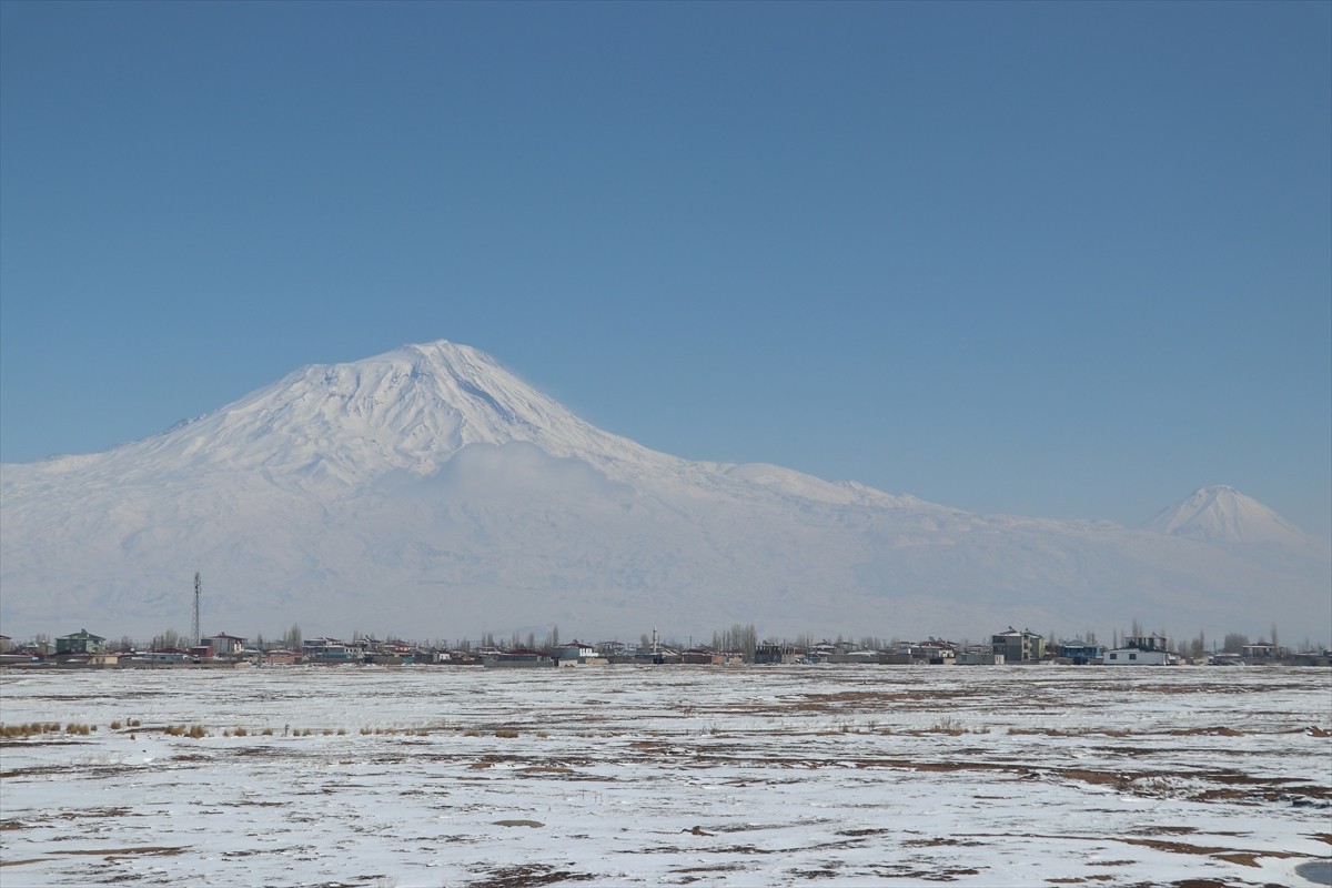 Ağrı'nın Doğubayazıt ilçesinde bulunan Türkiye'nin en yüksek dağı Ağrı, bölgede etkili olan kar...