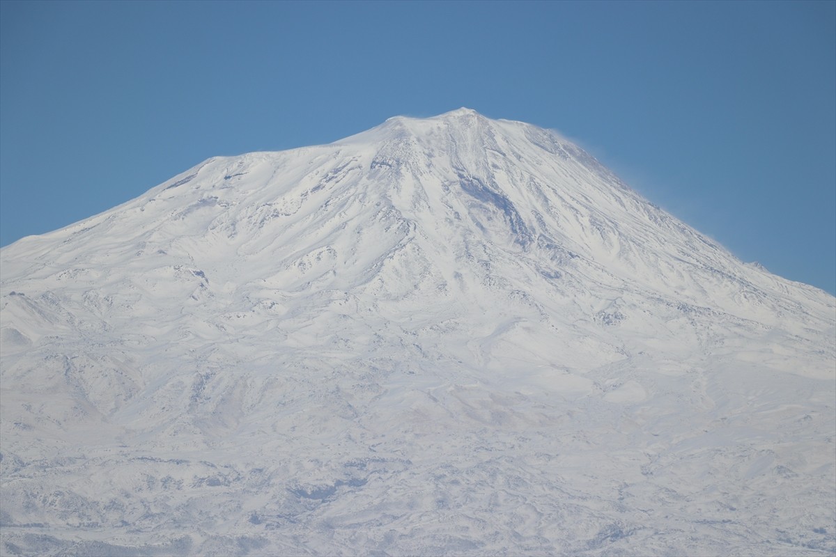 Ağrı'nın Doğubayazıt ilçesinde bulunan Türkiye'nin en yüksek dağı Ağrı, bölgede etkili olan kar...