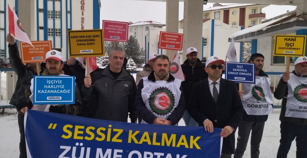 Ağrı Belediyesince iş akdine son verilen ve mahkemeyle geri dönmeye hak kazanan 50 işçi, bir an...