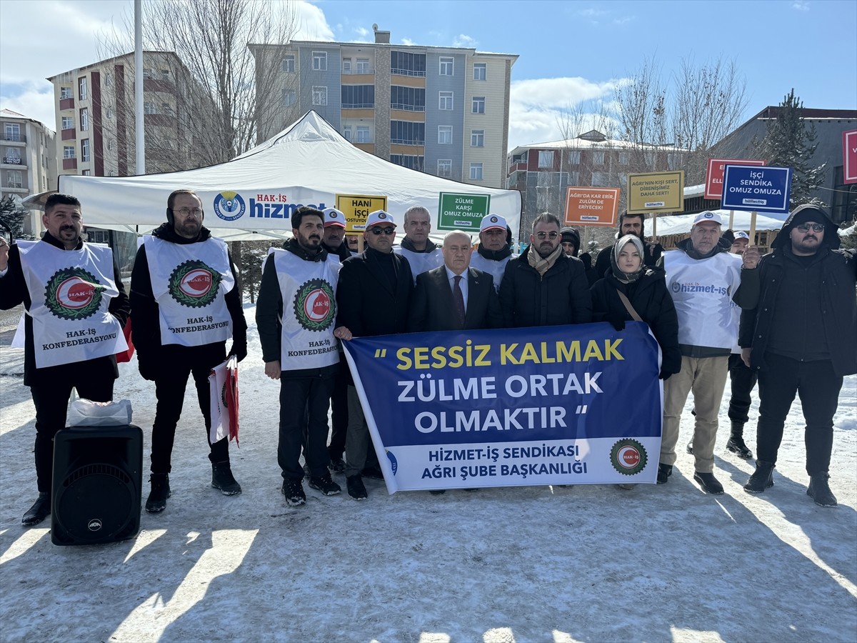 Ağrı Belediyesince iş akdine son verilen ve mahkemeyle geri dönmeye hak kazanan işçiler, çadır...