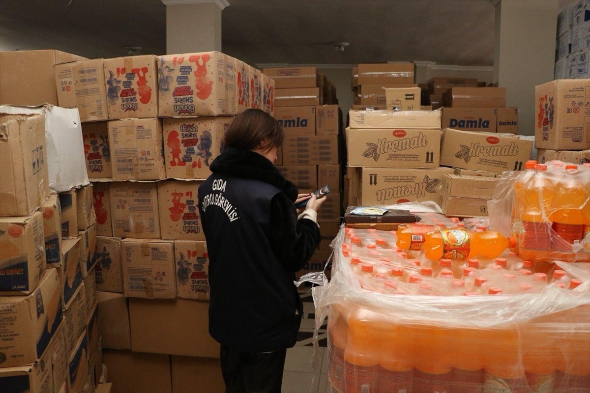 Ağrı’nın Doğubayazıt ilçesinde denetimde tespit edilen son tüketim tarihi geçmiş 23 kamyonluk gıda...