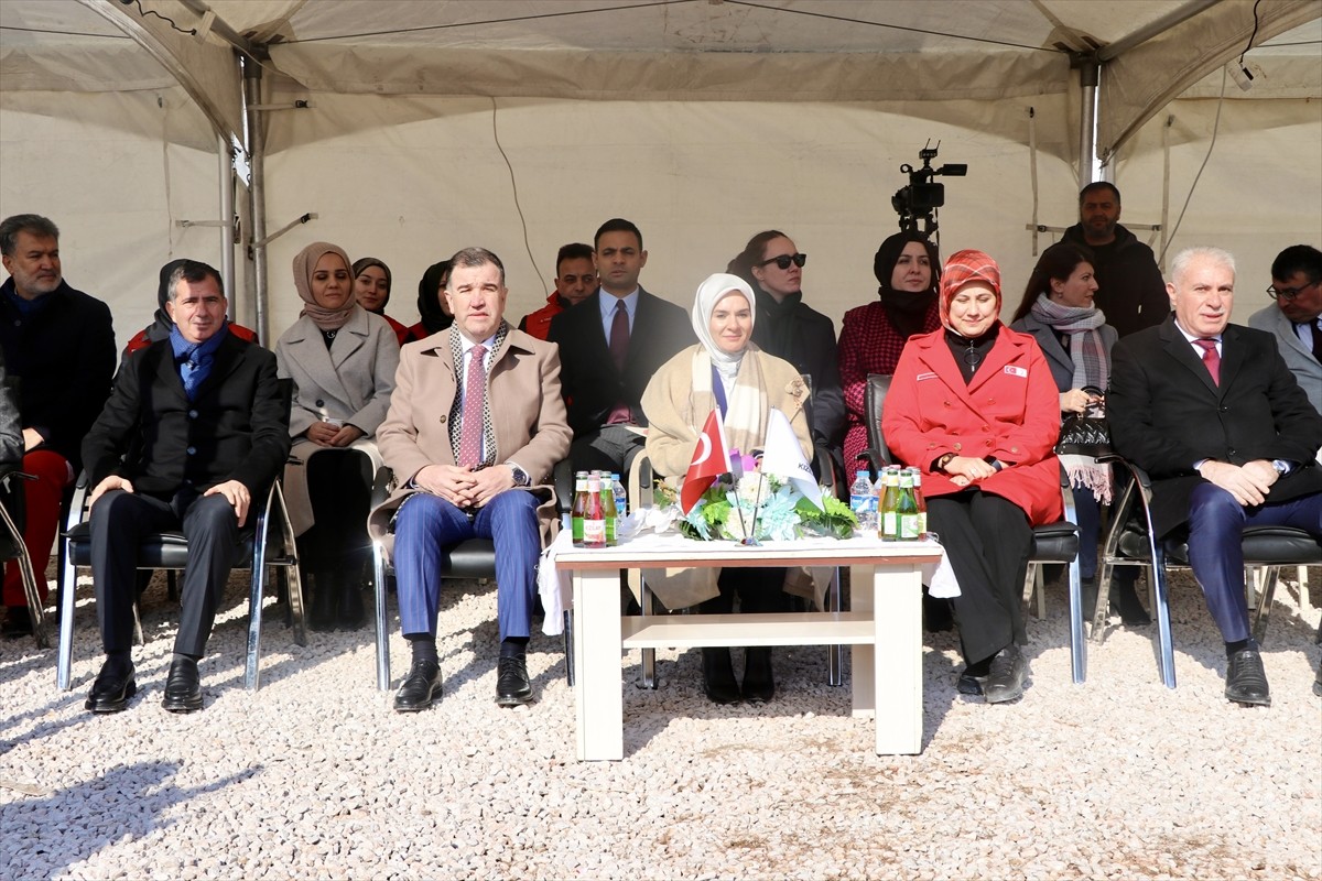 Aile ve Sosyal Hizmetler Bakanı Mahinur Özdemir Göktaş (ortada), Türk Kızılay Bayburt Şubesinin...