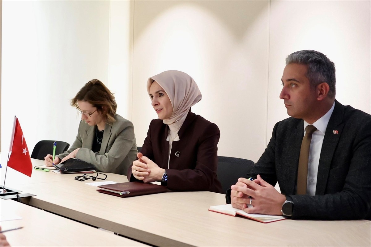 Aile ve Sosyal Hizmetler Bakanı Mahinur Özdemir Göktaş (sağ 2), Yunanistan Sosyal Uyum ve Aile...