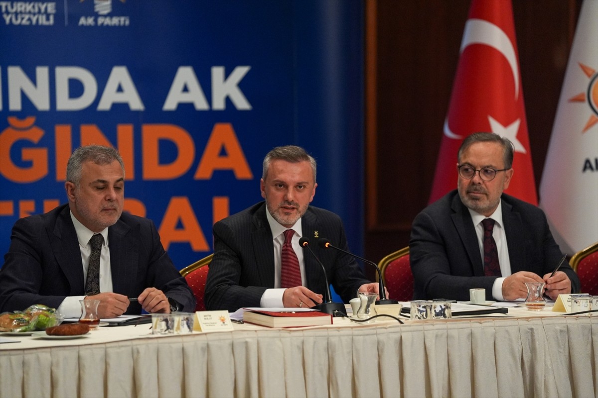 AK Parti Genel Başkan Yardımcısı Erkan Kandemir (ortada), AK Parti Genel Merkezi'nde basın...