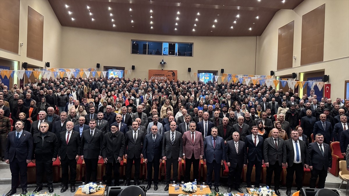 AK Parti Genel Başkan Yardımcısı Ömer İleri (sağ 8), Artvin'de Nihat Gökyiğit Kongre ve Kültür...