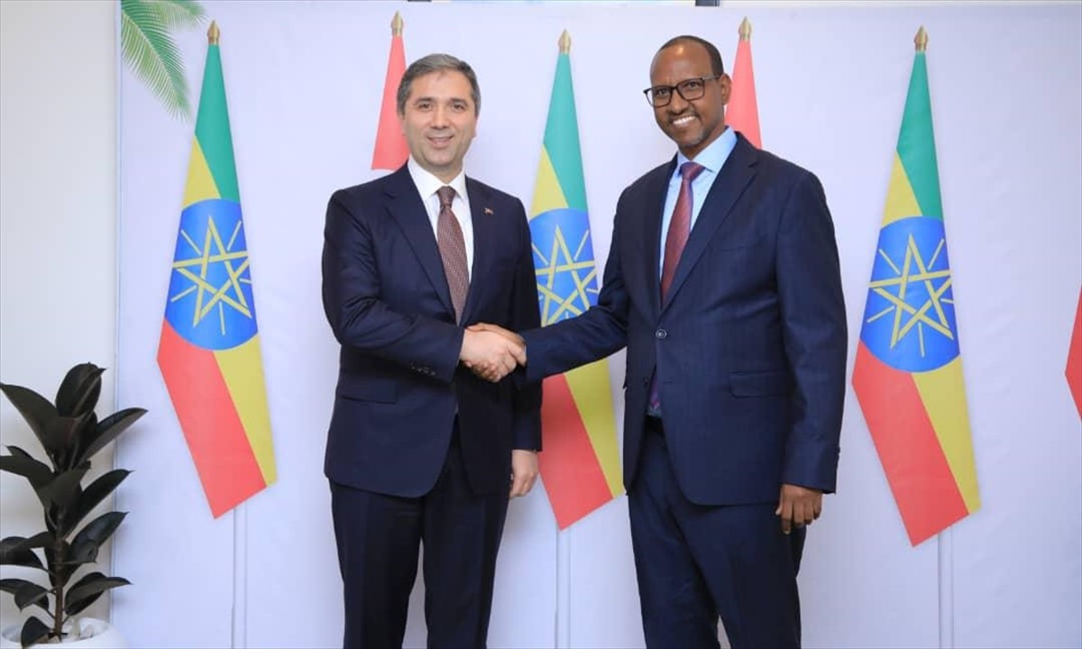 AK Parti Genel Başkan Yardımcısı Zafer Sırakaya (solda), AK Parti ile Etiyopya'da iktidar partisi...