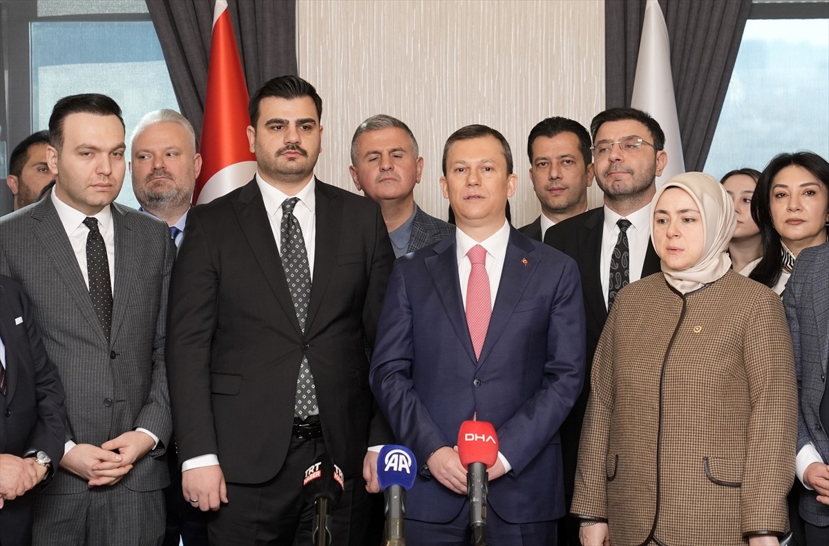 AK Parti Genel Sekreteri Fatih Şahin (sağ 2), görevini Eyyüp Kadir İnan'a (sol 2) devretti.