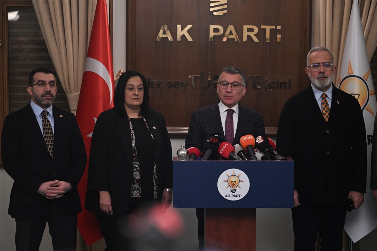 AK Parti Grup Başkanı Abdullah Güler, TBMM Başkanlığına sunulan İklim Kanunu Teklifi'ne dair basın...