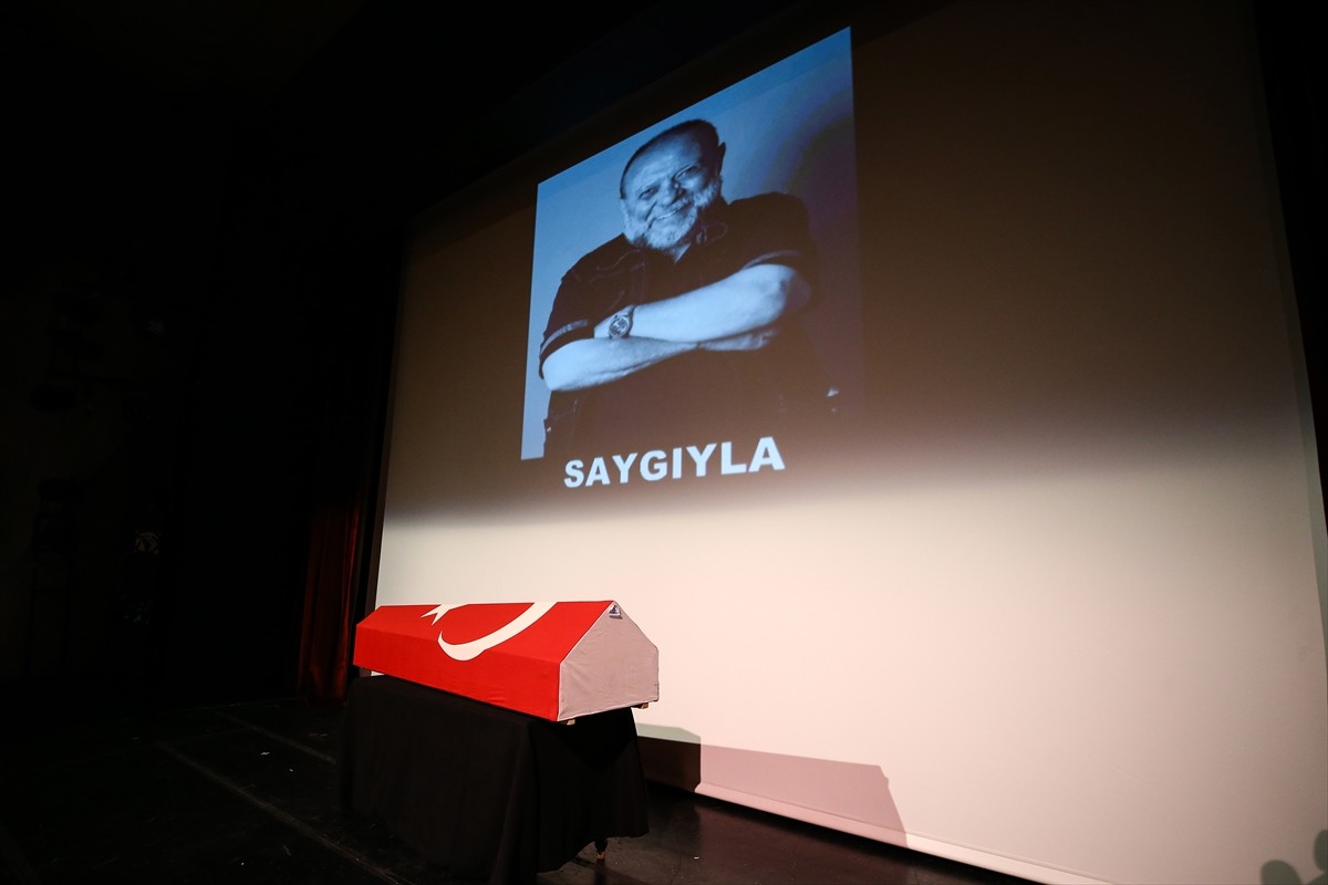 Akciğer yetmezliği nedeniyle 77 yaşında hayatını kaybeden sinema, tiyatro oyuncusu ve yönetmen...