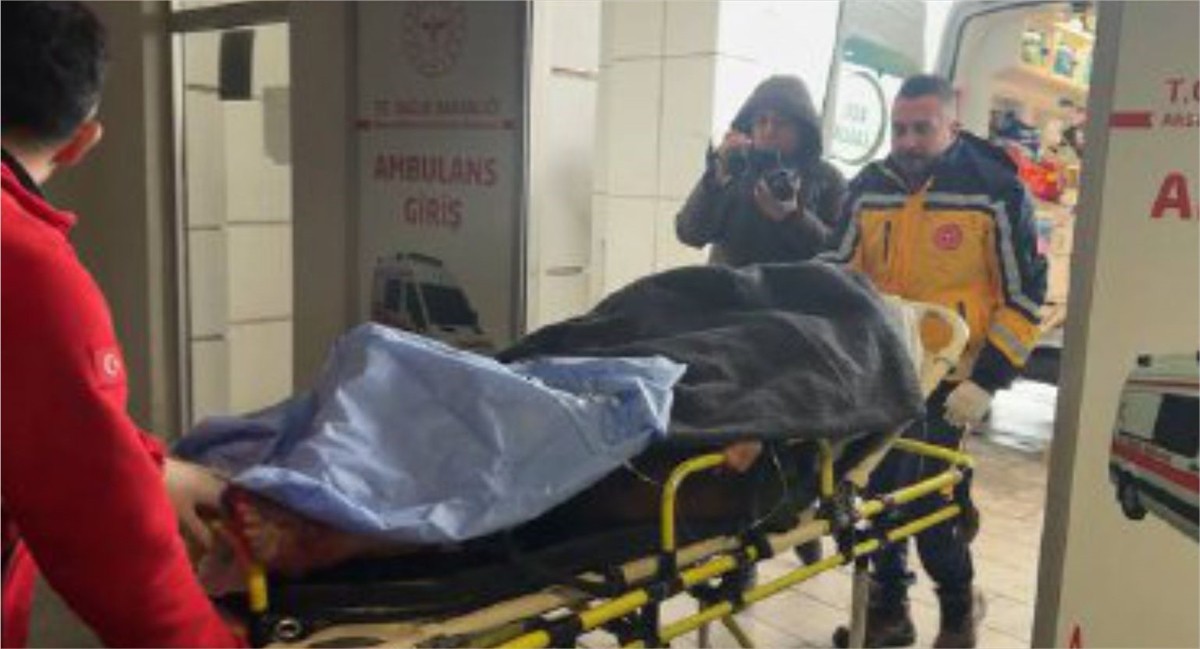 Aksaray'da bir kişi, anne ve ağabeyini bıçakla yaralayıp kaçtı. İhbar üzerine olay yerine polis ve...