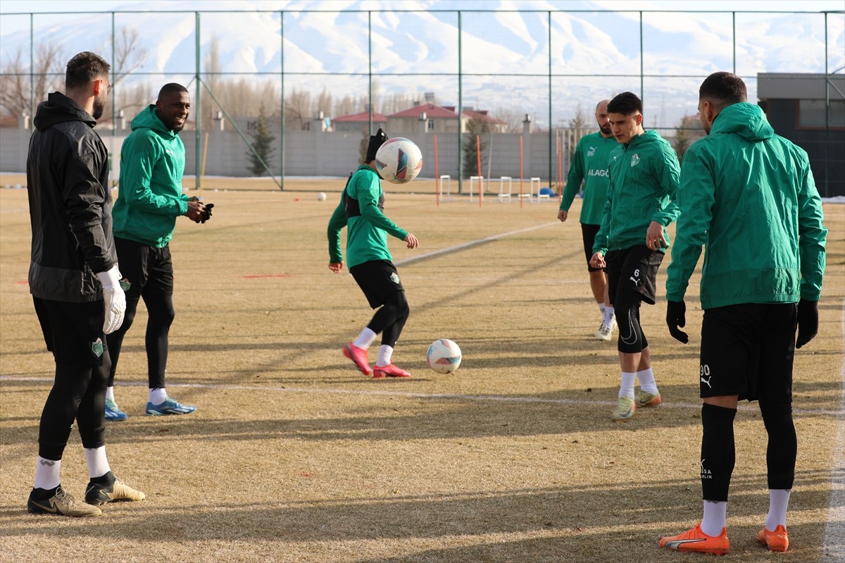 Alagöz Holding Iğdır FK, Ahlatçı Çorum FK maçından 3 puan alarak ligde yükselişe geçmek istiyor....