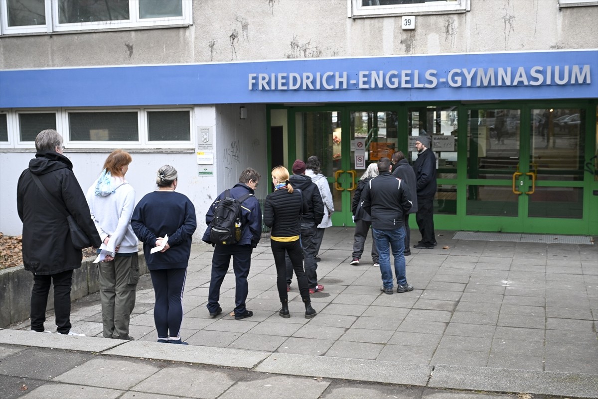 Almanya'da 21. dönem Federal Meclis'te (Bundestag) yer alacak milletvekillerini seçmek için oy...