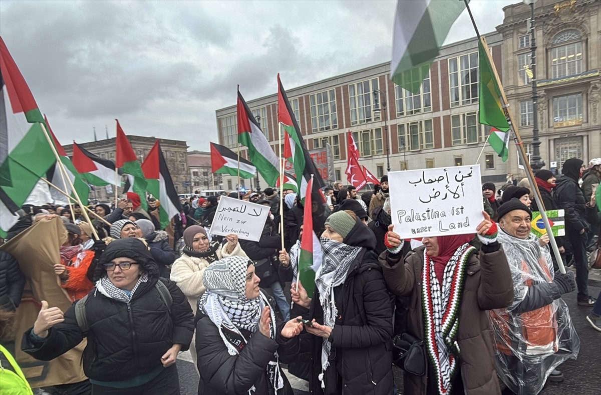 Almanya'nın başkenti Berlin'de yüzlerce kişinin katılımıyla Filistin'e destek gösterisi...