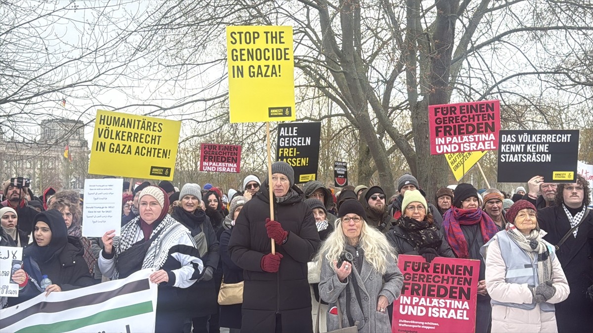 Almanya’nın başkenti Berlin’de Başbakanlık Binası önünde düzenlenen Filistin’e destek gösterisinde...