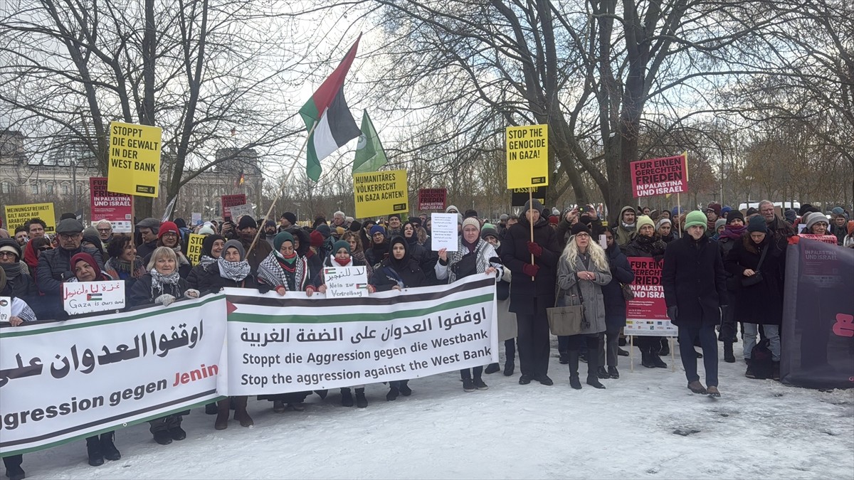 Almanya’nın başkenti Berlin’de Başbakanlık Binası önünde düzenlenen Filistin’e destek gösterisinde...