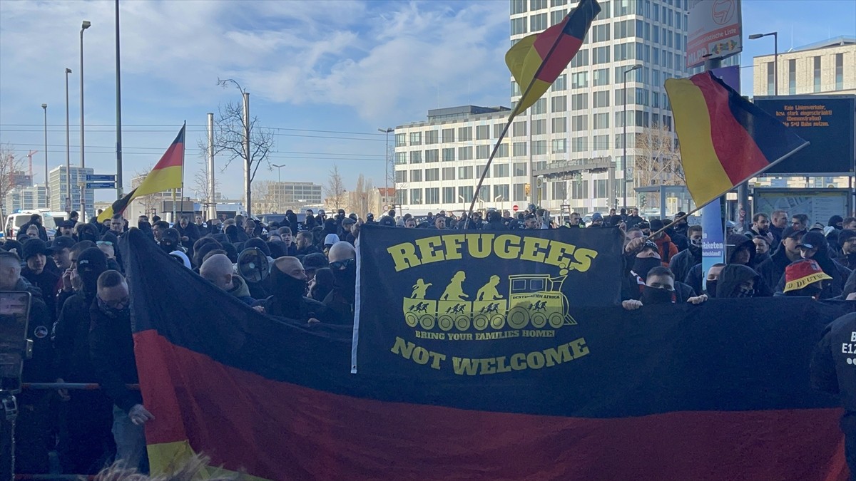Almanya’nın başkenti Berlin’de yüzlerce Neonaziler bir yürüyüş gerçekleştirdi. Mitte ilçesindeki...