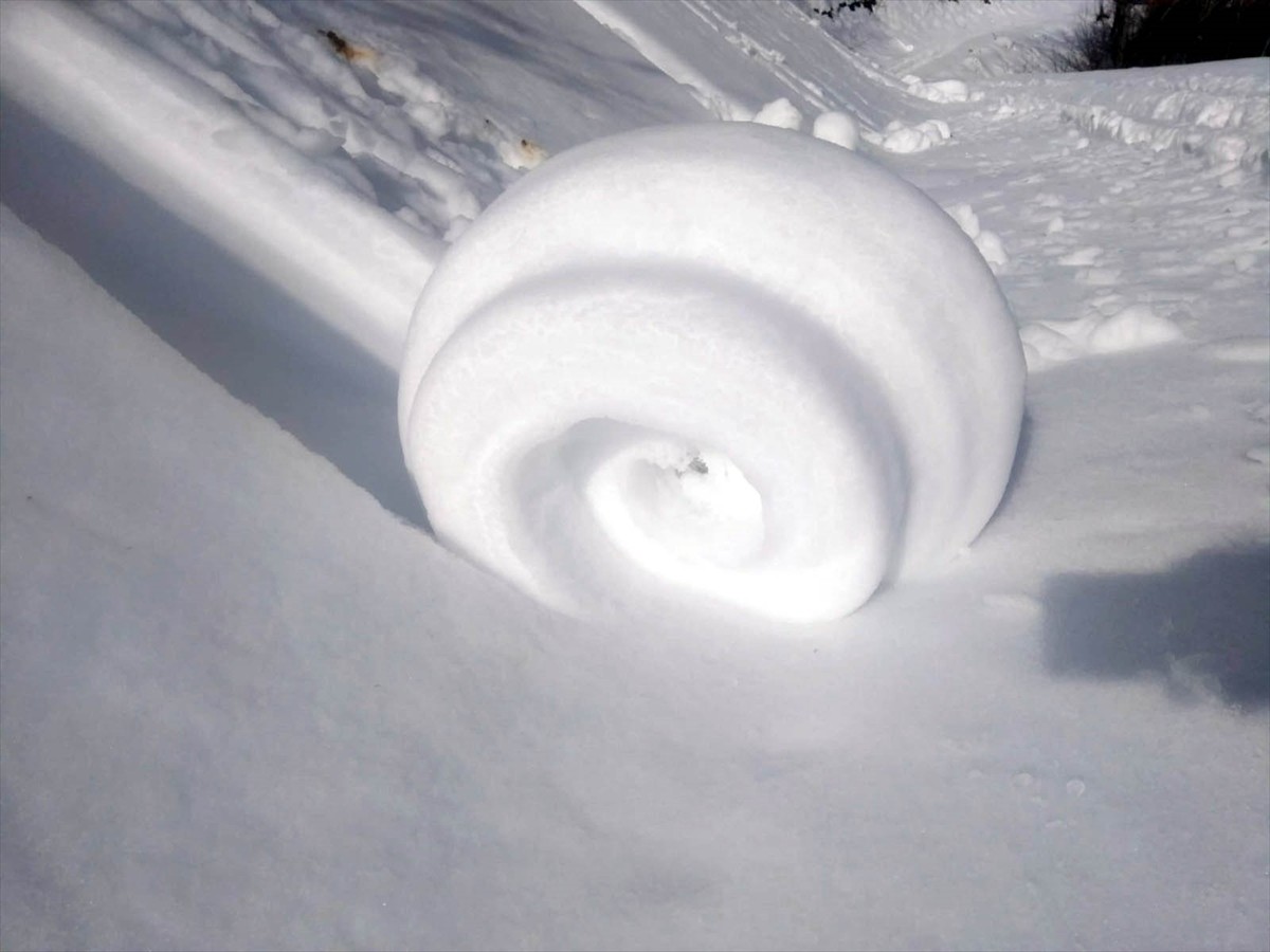  Amasya'nın Taşova ilçesinde, ender rastlanan bir doğa olayı olan kar ruloları görüldü.