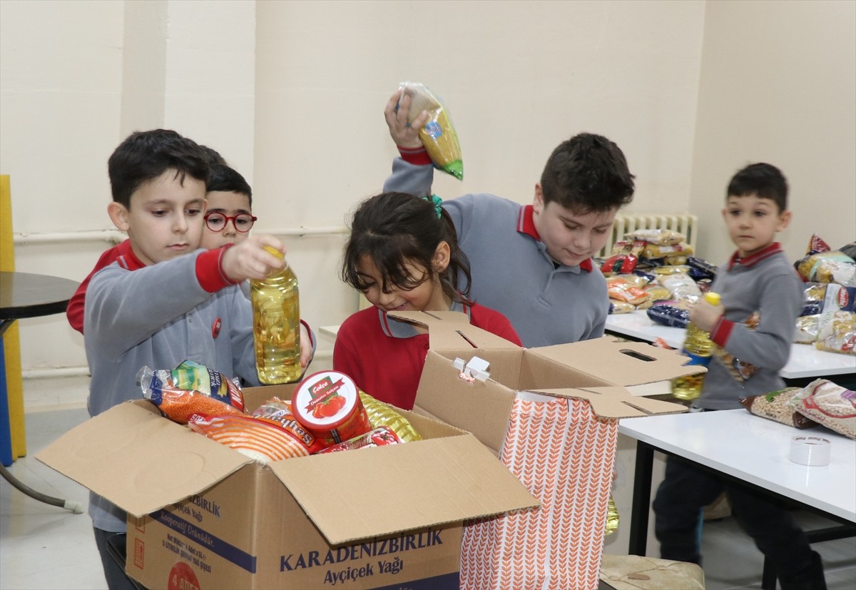 Amasya Zübeyde Hanım Üçler İlkokulu öğrencileri, harçlıklarıyla hazırladıkları ramazan kolilerini...