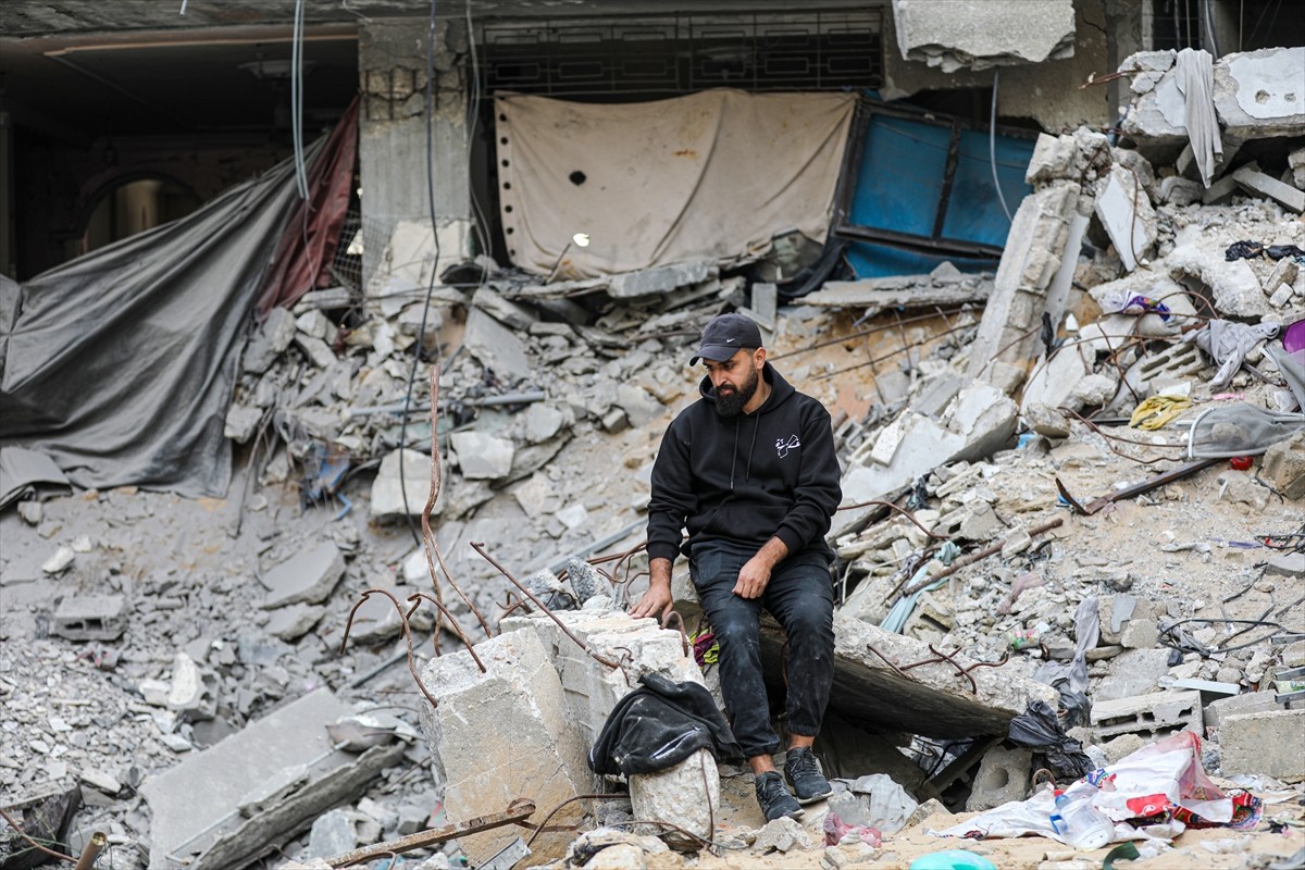 Anadolu Ajansı (AA) foto muhabiri Ali Jadallah, İsrail'in hava saldırılarında bombalanan ve birçok...