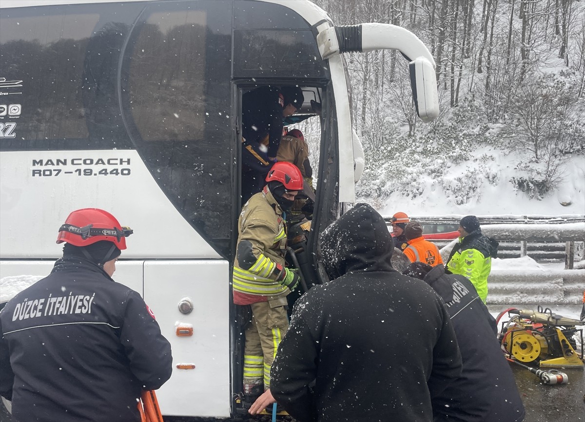 Anadolu Otoyolu'nun Bolu Dağı Tüneli kesiminde tıra çarpan otobüsün sürücüsü yaralandı. Çarpmanın...