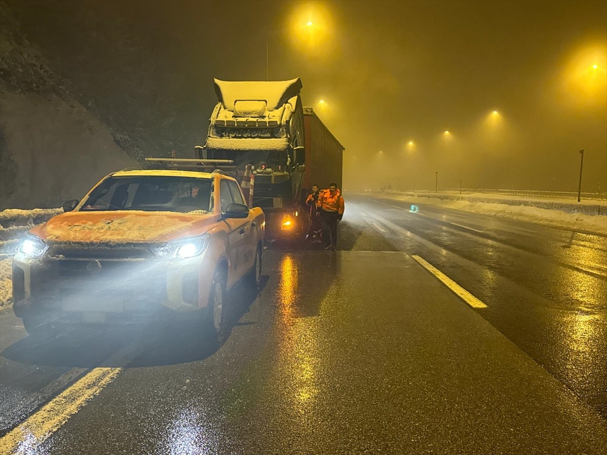 Anadolu Otoyolu Bolu Dağı kesiminde buzlanma nedeniyle iki tırın makaslaması sonucu Ankara...
