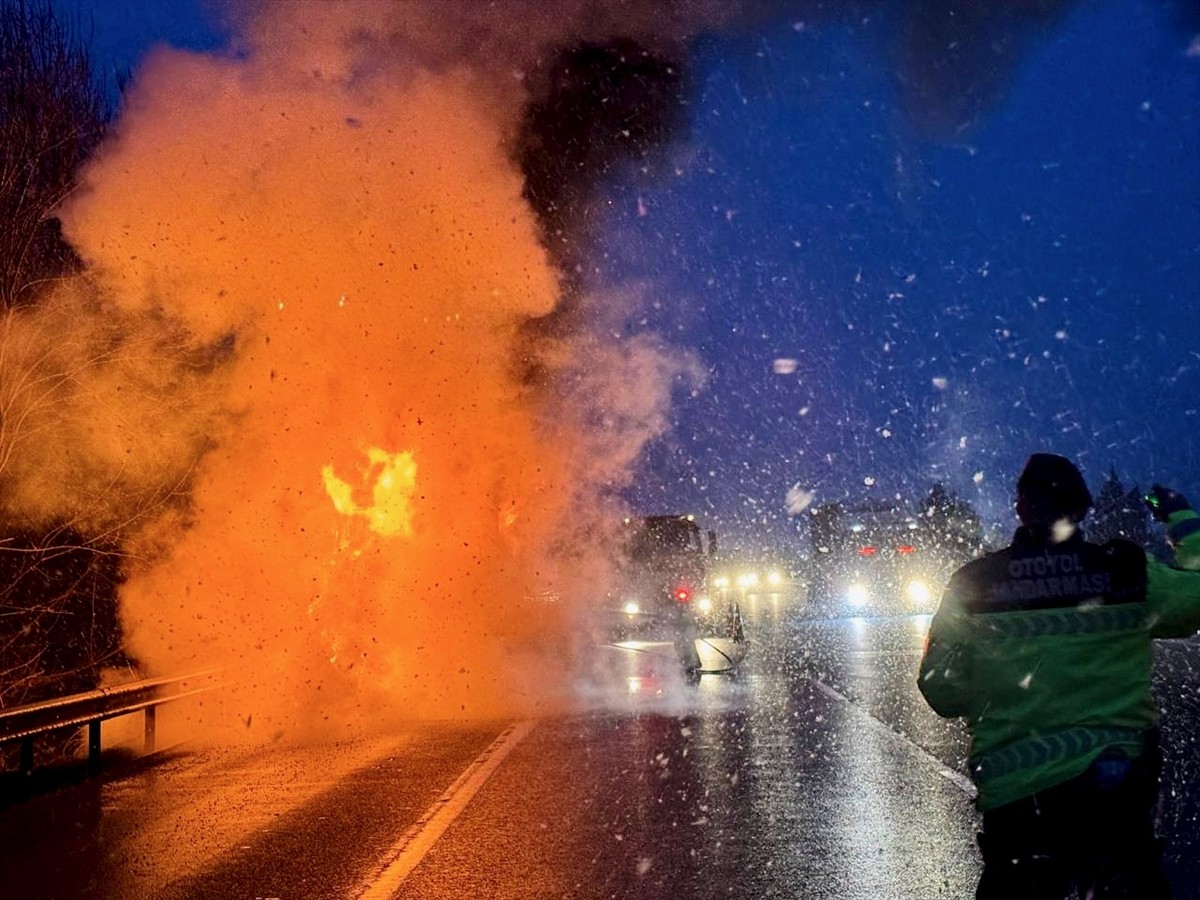 Anadolu Otoyolunun Düzce kesiminde seyir halindeyken alev alan toz alçı yüklü tır tamamen yanarak...