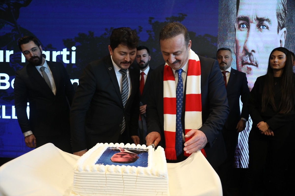 Anahtar Parti Genel Başkanı Yavuz Ağıralioğlu, partisinin il başkanlığının açılışı için geldiği...