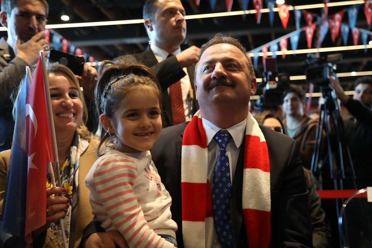 Anahtar Parti Genel Başkanı Yavuz Ağıralioğlu, partisinin il başkanlığının açılışı için geldiği...