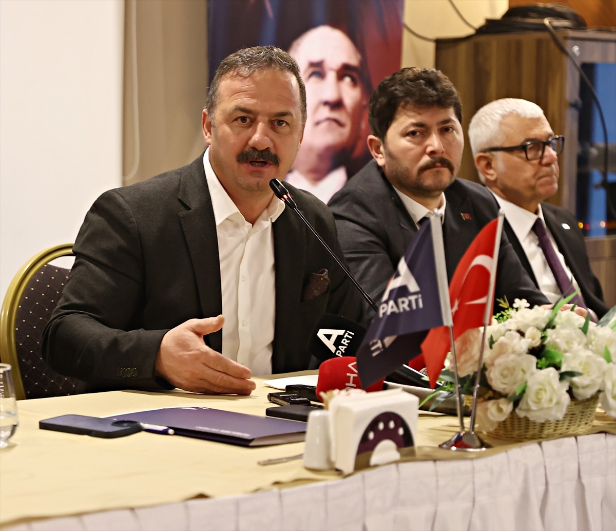 Anahtar Parti Genel Başkanı Yavuz Ağıralioğlu, Samsun'daki bir otelde basın toplantısı...