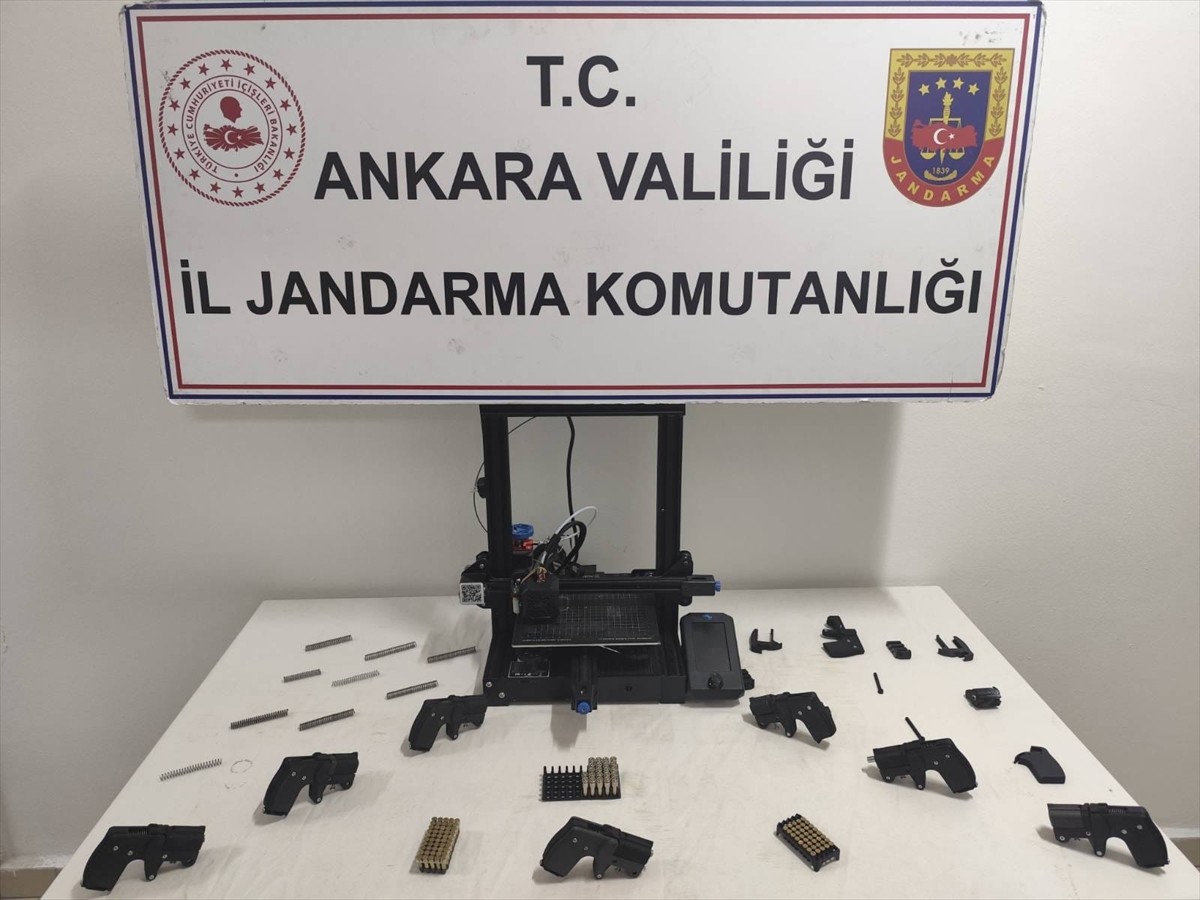 Ankara'da 3D yazıcıyla x-ray cihazı tarafından fark edilemeyen "suikast silahı" üreten şüpheli...