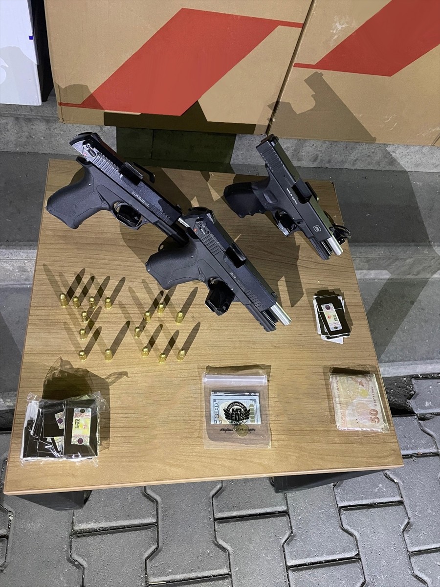 Ankara'da asayiş uygulamasında durdurulan araçta 300 bin boş makaron ele geçirildi. Operasyonda...