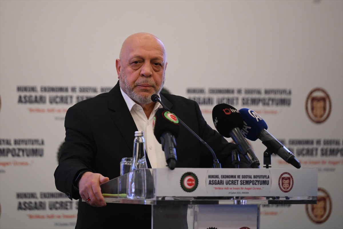 Ankara'da, HAK-İŞ Konfederasyonu ve Ankara Sosyal Bilimler Üniversitesi işbirliğiyle "Hukuki...