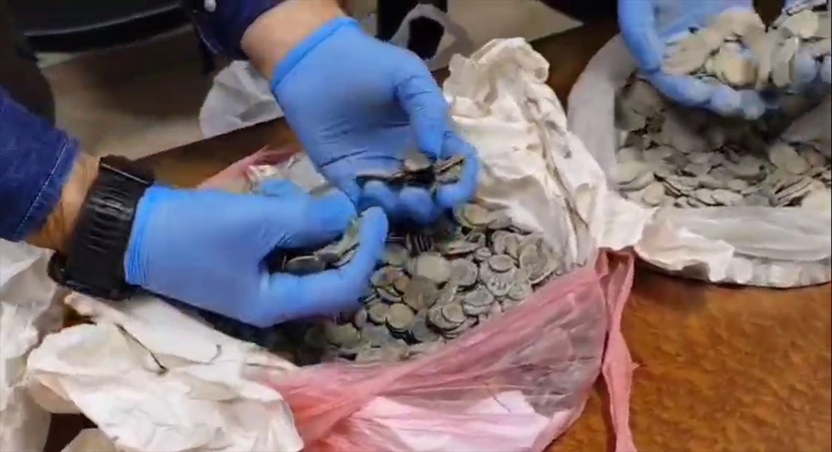 Ankara'nın Beypazarı ilçesinde 4 bin 515 sikke ve tarihi obje ele geçirildi, 2 şüpheli gözaltına...