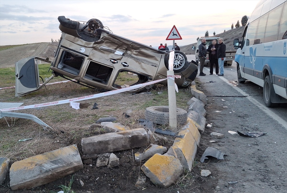 Ankara'nın Beypazarı ilçesinde meydana gelen trafik kazasında 1'i ağır 9 kişi yaralandı.