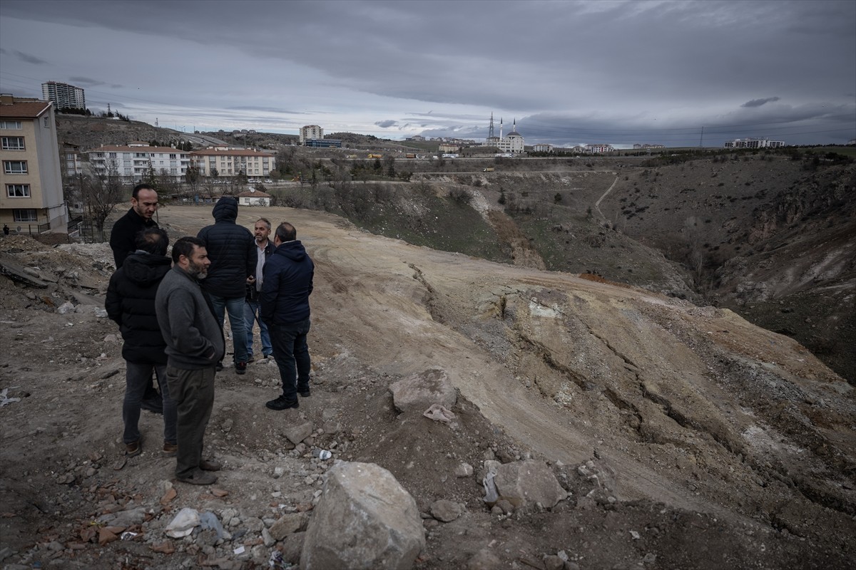 Ankara'nın Keçiören ilçesinde 2023'ten bu yana aralıklarla meydana gelen heyelanlar, bazı mahalle...