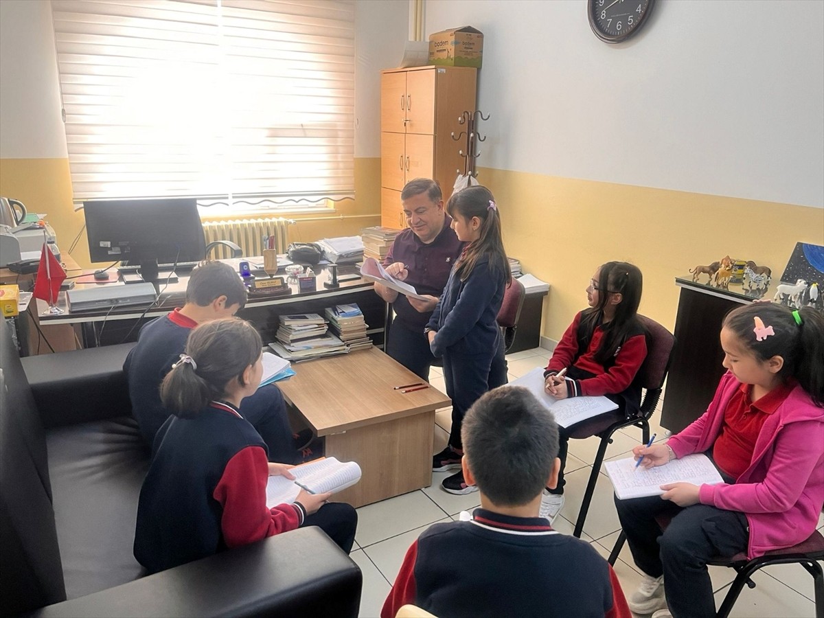 Ankara'nın Mamak ilçesindeki Ayşe-Zeki Sayan İlkokulu 4. sınıf öğrencileri, "Nilüfer'in Portakal...