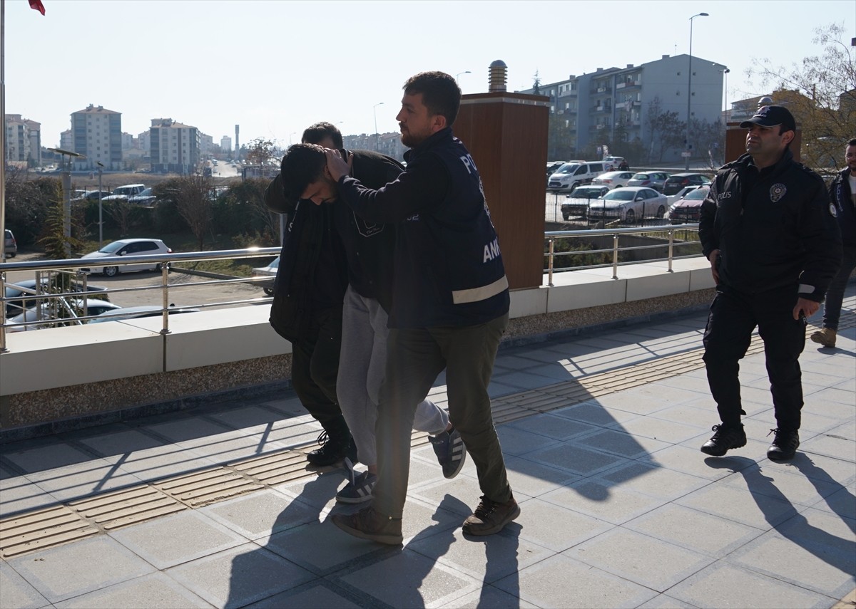 Ankara'nın Polatlı ilçesinde genç kızı darbedip köpeğini tekmeleyen şüpheli tutuklandı.