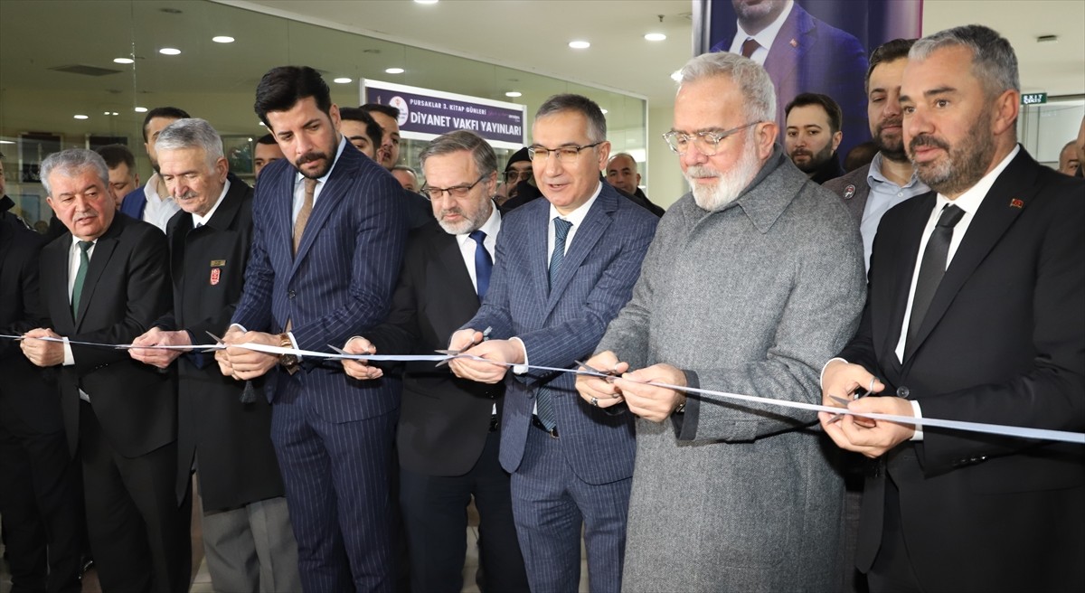 Ankara'nın Pursaklar ilçesinde "Pursaklar 3. Kitap Günleri" düzenlendi. Törene, AK Parti Grup...