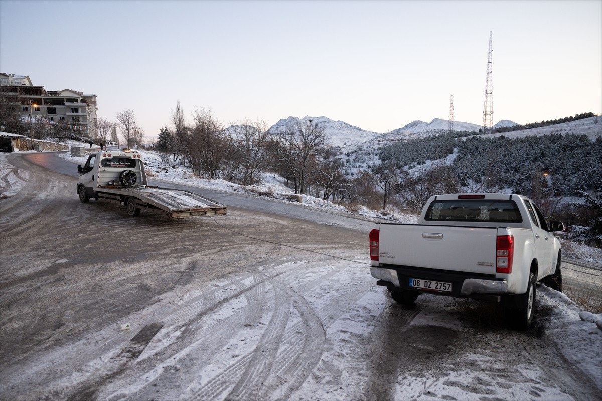 Ankara kar yağışı sonrası oluşan soğuk hava ve buzlanma hayatı olumsuz etkiledi. Bazı bölgelerde...