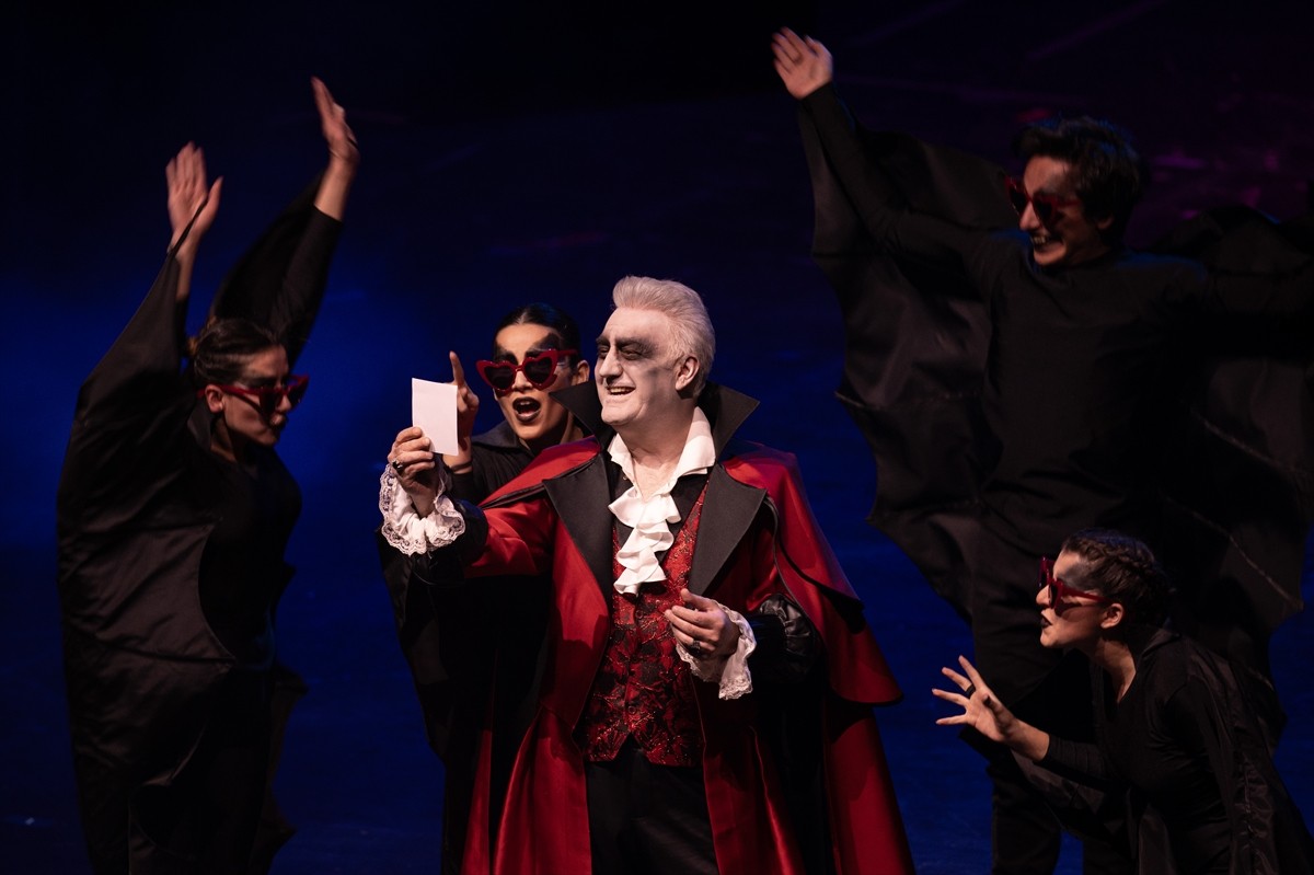 Ankara ve İstanbul Devlet Tiyatrosu ortak projesi "Dracula: Bir Dehşet Komedisi" oyunu, Çayyolu...