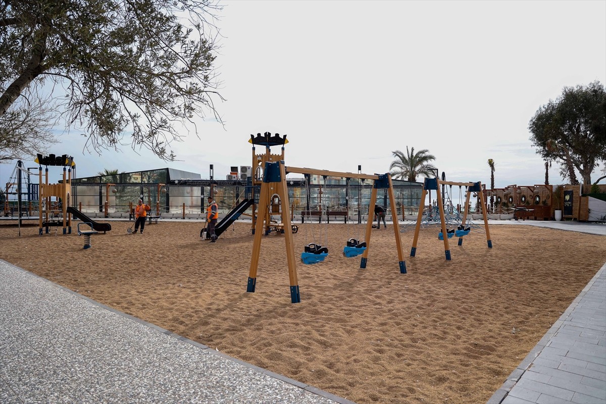 Antalya'da çevreye katkı sağlamak amacıyla zeytin çekirdekleri dönüştürülerek çocuk oyun...