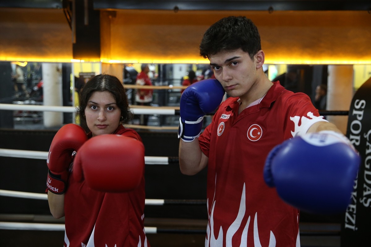 Antalya'da düzenlenen Gençler ve Büyükler Türkiye Kick Boks Şampiyonası'nda kendi kategorilerinde...
