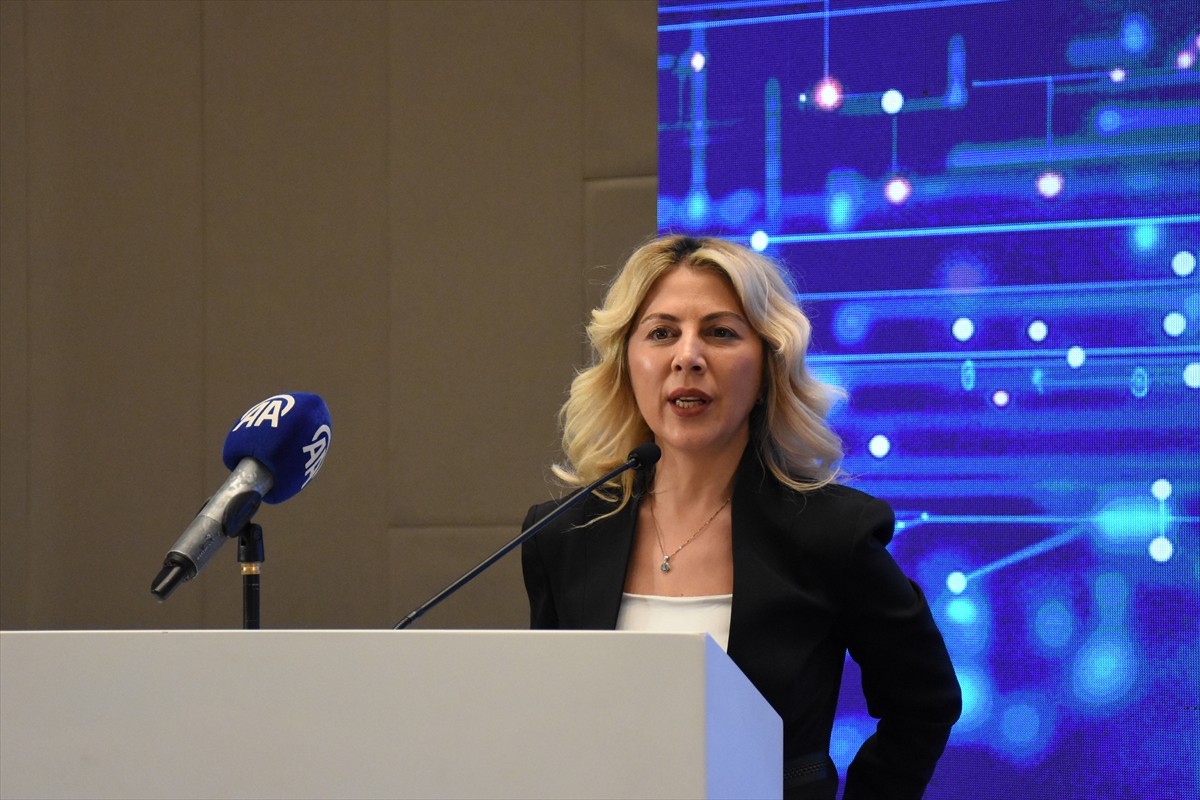 Antalya'da düzenlenen "Eğitimde Yapay Zekanın ABC'si" konferansında yapay zekanın eğitimdeki yeri...