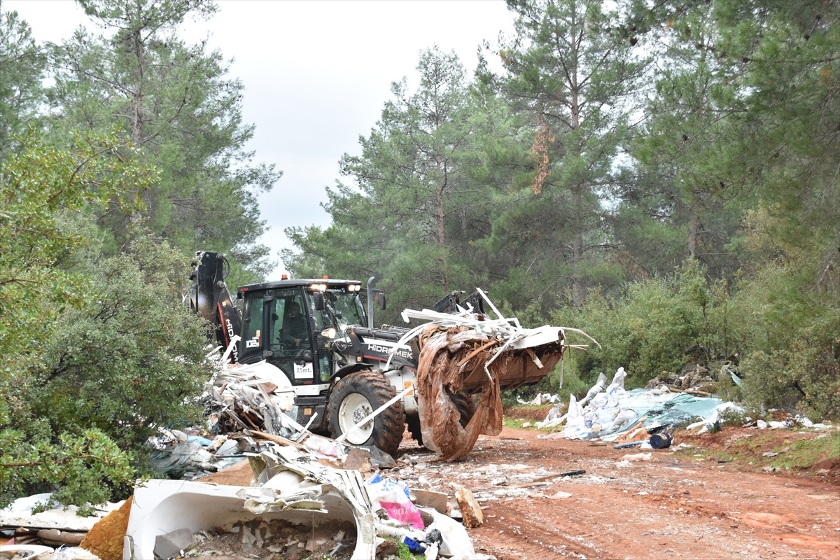 Antalya'da ormanlık alana kaçak dökülen çöp ve moloz belediye ekiplerince temizlendi.