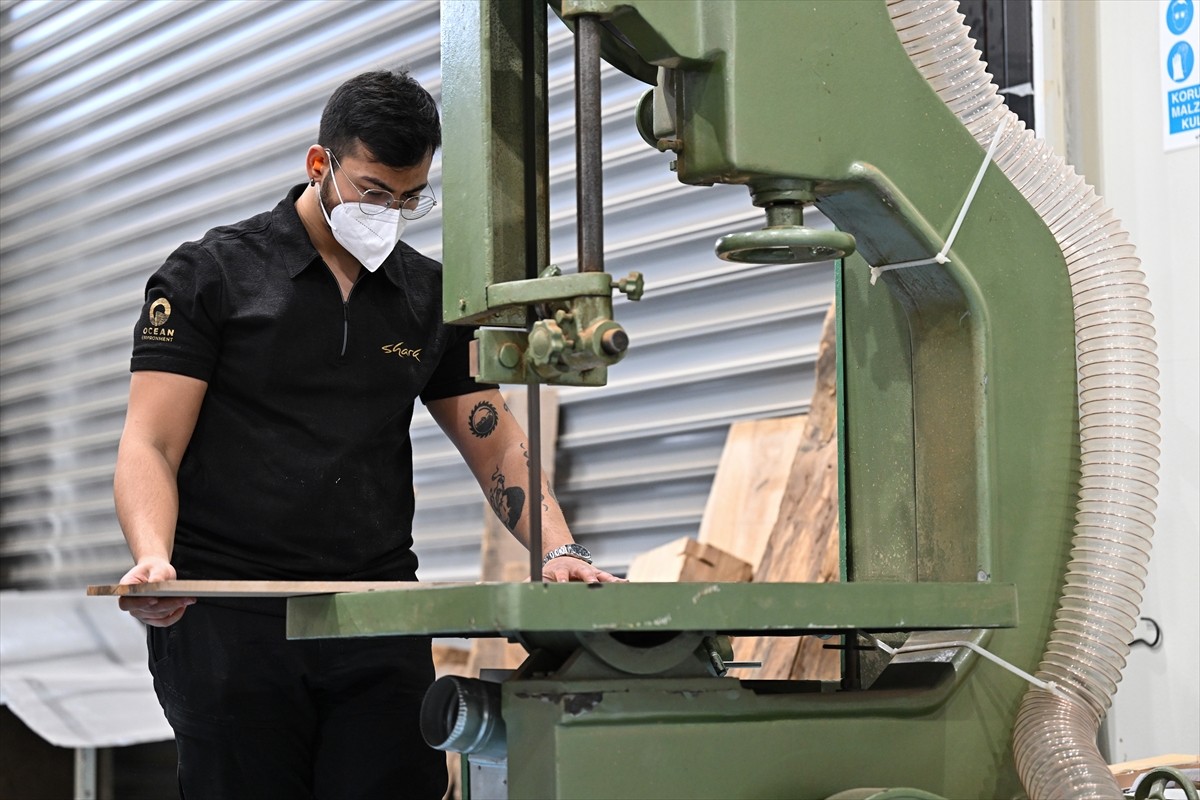 Antalya'da ortakları Bayram Tekçe ve Bahtiyar Balcı ile tamamen yerli modüler elektro gitar...