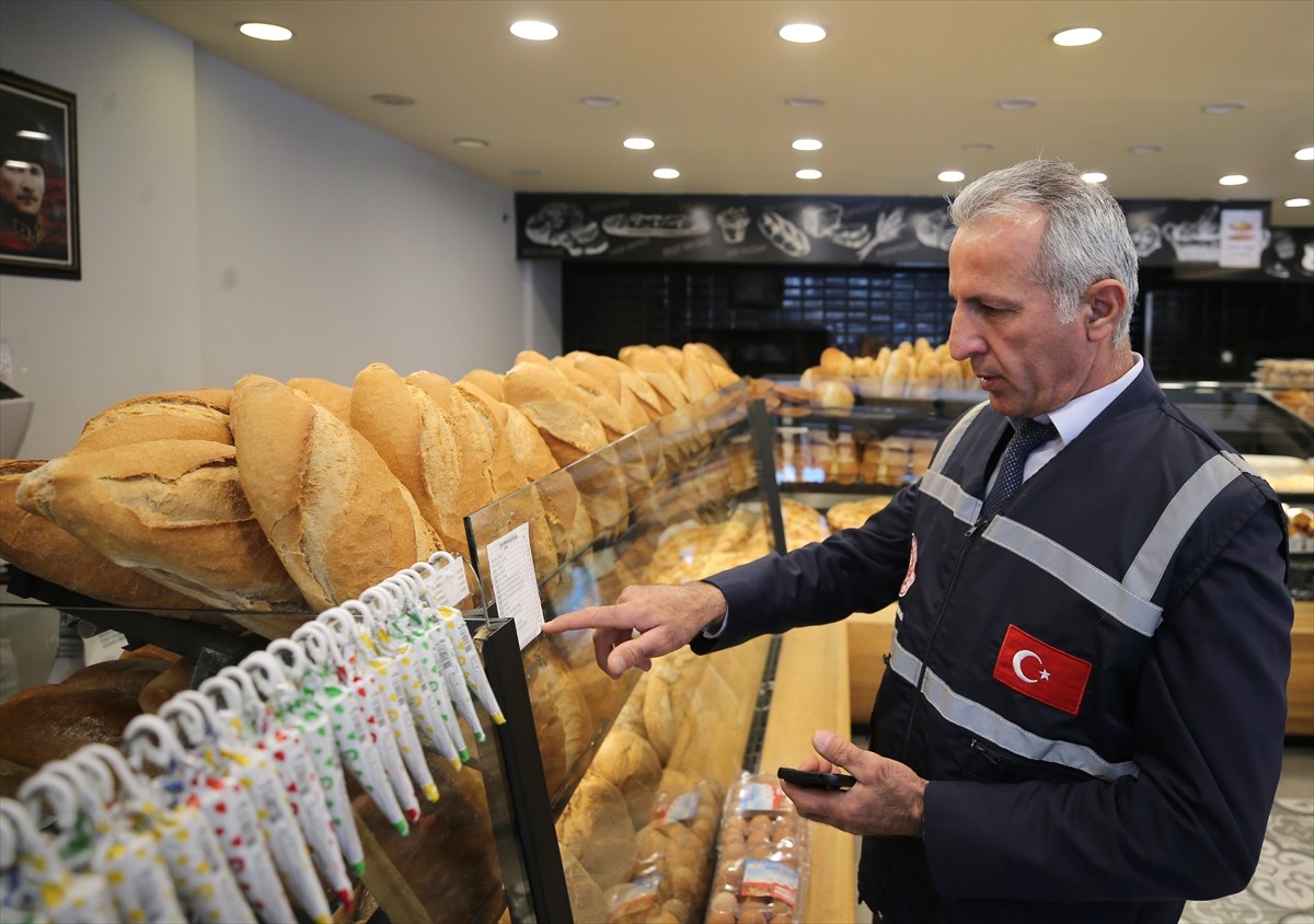 Antalya'da ramazan öncesinde fırınlarda, gramaj ve fiyat denetimi yapıldı. Ticaret Müdürlüğü...