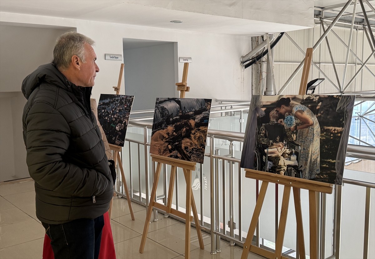 Antalya'da Rusya-Ukrayna Savaşı'nın 3. yıl dönümü dolayısıyla belgesel gösterimi ve fotoğraf...